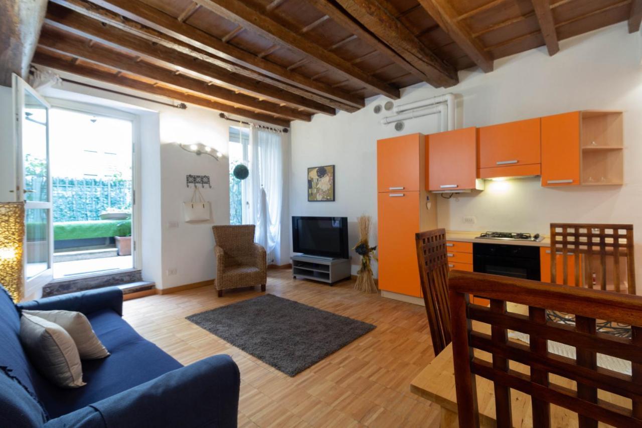 La Piccola Corte Al 24 - Affitti Brevi Italia เลคโค ภายนอก รูปภาพ